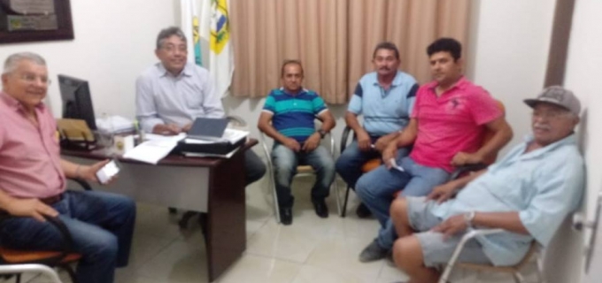 Coordenador de Regularização Fundiária participa de reunião para entrega de titulos de terra.