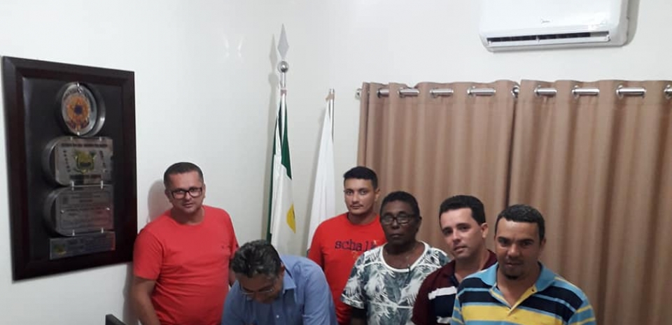 Prefeito assina ordem de serviço para obra do complexo de lazer.