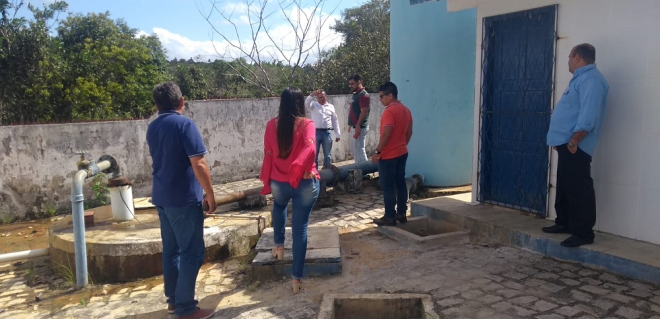 Equipe da Companhia de Águas e Esgotos analisa o sistema de abastecimento da qualidade d’água.