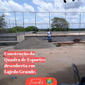 Prefeitura dando continuidade na construção da quadra de esporte descoberta.