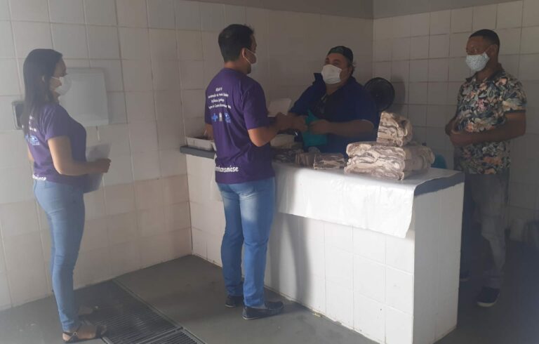 Fiscalização da equipe da vigilância sanitária ao mercado público e a feira livre de Jundiá — foto 5