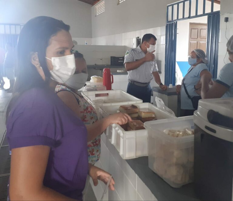 Fiscalização da equipe da vigilância sanitária ao mercado público e a feira livre de Jundiá — foto 7