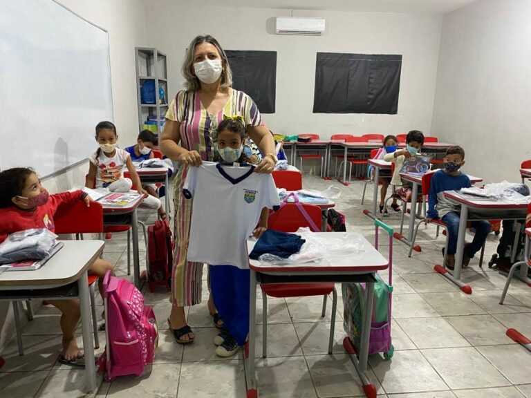 Prefeitura realiza entrega de fardamento e kit escolar — foto 2