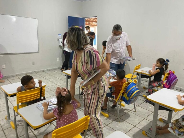 Prefeitura realiza entrega de fardamento e kit escolar — foto 3