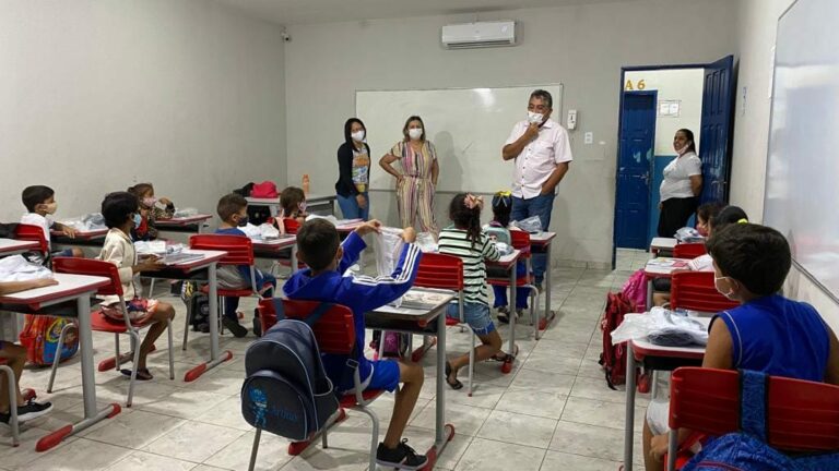 Prefeitura realiza entrega de fardamento e kit escolar — foto 4