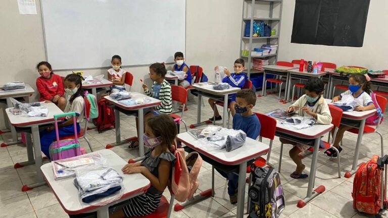 Prefeitura realiza entrega de fardamento e kit escolar — foto 5