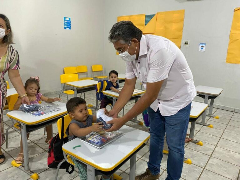 Prefeitura realiza entrega de fardamento e kit escolar — foto 6