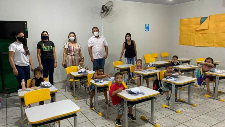 Prefeitura realiza entrega de fardamento e kit escolar — foto 7
