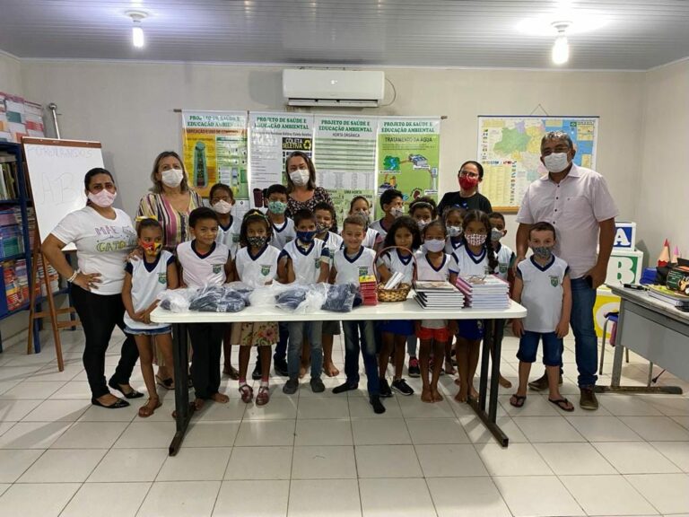 Prefeitura realiza entrega de fardamento e kit escolar — foto 8