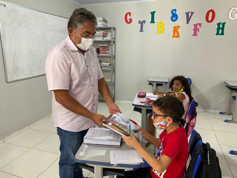 Prefeitura realiza entrega de fardamento e kit escolar — foto 9