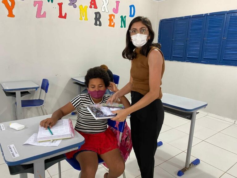Prefeitura realiza entrega de fardamento e kit escolar — foto 10