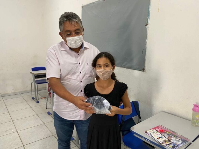 Prefeitura realiza entrega de fardamento e kit escolar — foto 11
