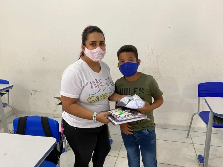Prefeitura realiza entrega de fardamento e kit escolar — foto 12