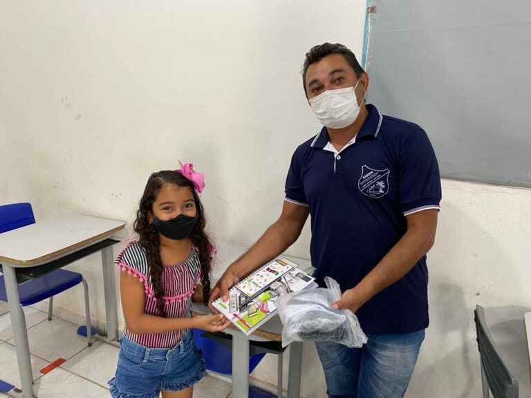 Prefeitura realiza entrega de fardamento e kit escolar — foto 13