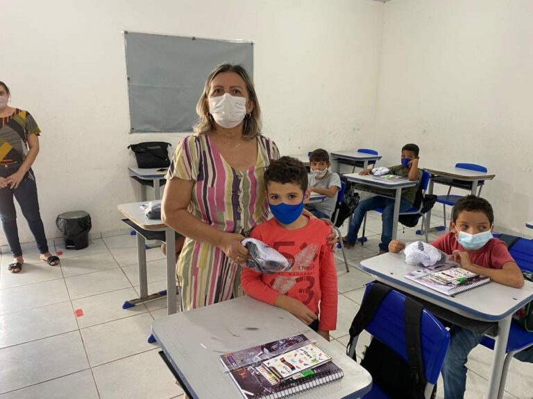 Prefeitura realiza entrega de fardamento e kit escolar — foto 14