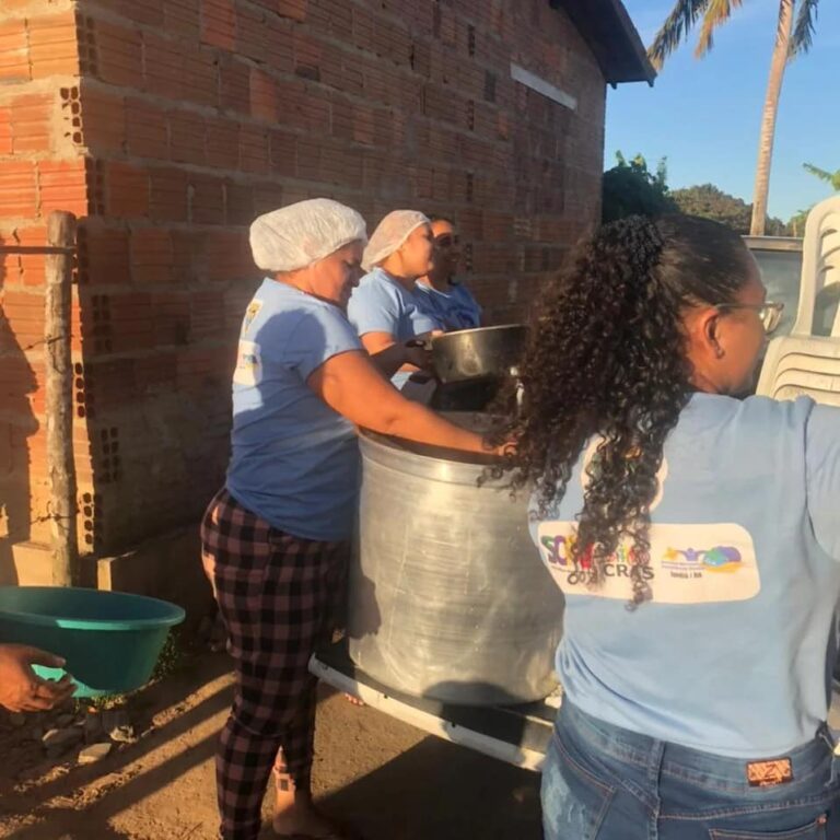 Prefeitura realiza a distribuição da Refeição Solidária — foto 4