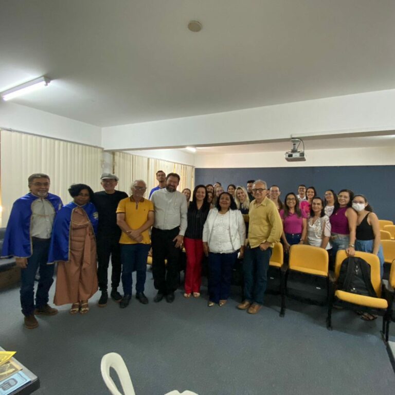 Coordenador de Ensino, Antenor Mário, apresenta Museu aos alunos do Mestrado em Letras — foto 4