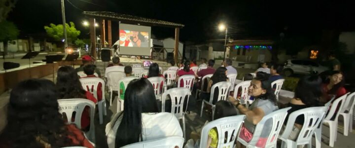 Prefeitura promove CINE NATAL na Praça no centro de Jundiá