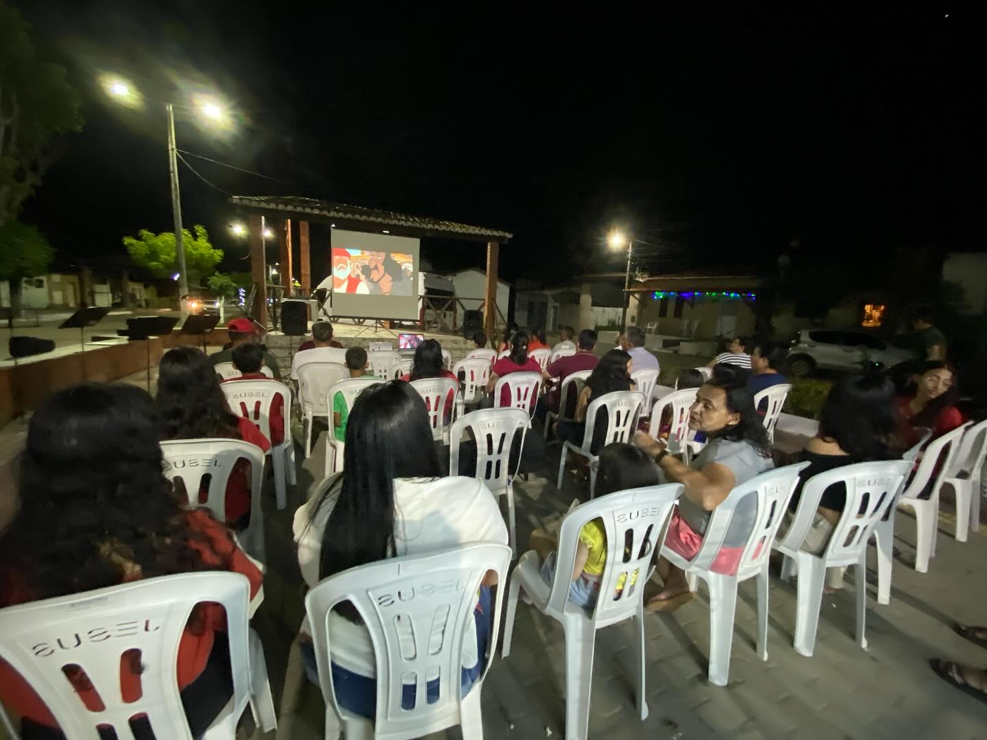 Prefeitura promove CINE NATAL na Praça no centro de Jundiá