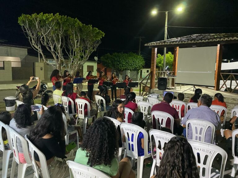 Prefeitura promove CINE NATAL na Praça no centro de Jundiá — foto 14